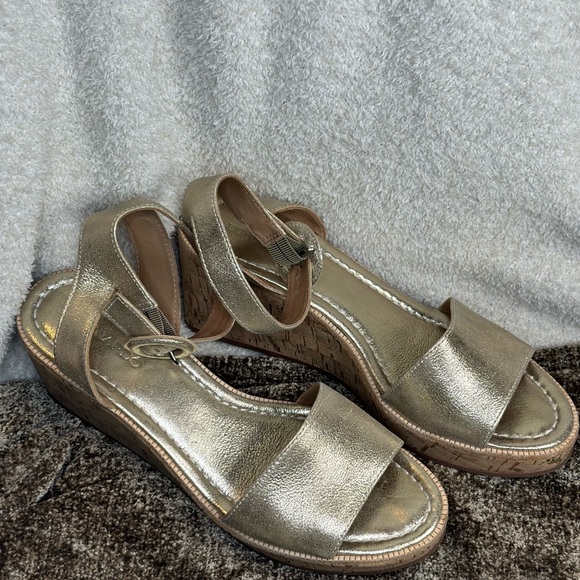 Bernardo Gold Wedge Sandal - Picture 2 of 2